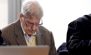 Mit gesenktem Kopf: Der 94-jährige Reinhold Hanning muss sich seit heute wegen der Beihilfe zum Mord in mindestens 170.000 Fällen verantworten. - dpa