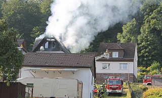 Dicke Rauchschwaden: Beim Brand dieses Wohnhauses in Herstelle ist eine 65-jährige Frau ums Leben gekommen. Die Brandursache ist noch ungeklärt. - Manuala Puls