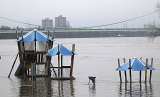 Ein Spielplatz steht bei Hochwasser im Stadtteil Rodenkirchen am Rheinufer im Wasser. - picture alliance/dpa