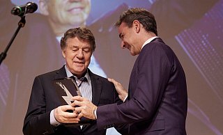 Trainer-Legende Otto Rehhagel erhält vom griechischen Ministerpräsidenten Kyriakos Mitsotakis die Auszeichnung für sein Lebenswerk. - Dimitris Papamitsos/gazzetta.gr/Büro von Ministerpräsident Mitsotakis/dpa