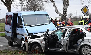 Ein Audi-Fahrer war auf einen Honda aufgefahren und hatte diesen in den Gegenverkehr geschoben. Der Honda war darauf mit einem Kleinbus frontal zusammengestoßen. - Andreas Eickhoff