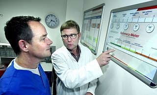Chefarzt Hans-Werner Kottkamp (r.) und Uli Luckey, Pflegerische Leitung der Zentralen Notaufnahme von Gilead I, erklären, wie Patienten eingestuft werden. - Barbara Franke