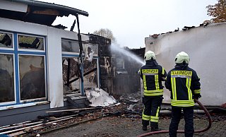Feuerwehrmänner löschen den Brand in der Kita Krempoli. - Florian Weyand