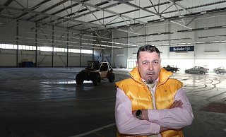 Dominik Lagrin steht in der ehemaligen Badminton-Halle des Kaiser Center. - Dirk Windmöller
