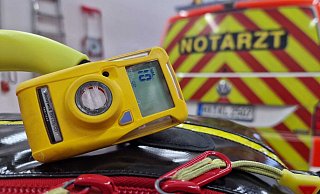 Ein CO-Warner hängt an einem Rettungsdienst-Koffer. Rettungsdienste, Feuerwehren und auch die Polizei im Kreis Höxter sind mit Warner vor Kohlenmonoxid-Vergiftungen ausgestattet. - Thomas Kube