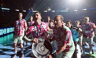 Die erste Meisterschaft der Vereinsgeschichte feierten die Füchse Berlin noch mit dem original. (Archivbild) - Uli Deck/dpa