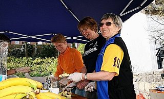 Helferinnen beim Hermannslauf verteilen Bananen und Äpfel. - FOTO: SAMUEL ACKER