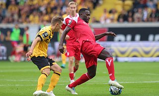 Arminia Bielefeld um den starken Offensivakteur Merveille Biankadi (r.) gestaltet das Spiel gegen Dynamo Dresden lange offen. Doch am Ende steht die 1:3-Niederlage. - Oliver Krato