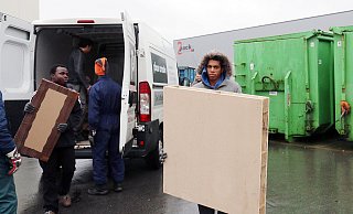 Sortieren Materialien: Odiase Philip (20, l.) und Mamadou Bah (20) aus Guinea arbeiten auf dem von Pro Arbeit betriebenen Recyclinghof in Herzebrock. - Robert Becker