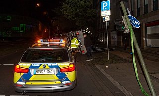 Etwas unkonventionell platzierte der Hänger die LED-Wand in der Parkbucht. - MATHIESEN-TV