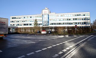 Das Sulo-Verwaltungs-Gebäude an der Bünder Straße mit 3.896 Quadratmetern Büro-Fläche steht für 2,5 Millionen Euro zum Verkauf. - Peter Steinert