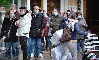 Vor Karstadt gibt es mitunter meterlange Warteschlangen. - Andreas Frücht