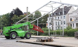 Abbau: Party-Zelte, Buden und Riesenräder werden nach neun Tagen wieder verstaut. - Lena Henning
