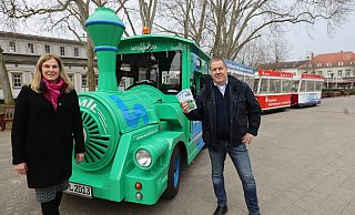 Staatsbad-Geschäftsführerin Beate Krämer und Emil-Fahrer Jörg Gropp freuen sich auf den Saisonstart der kleinen Bahn. - Nicole Sielermann