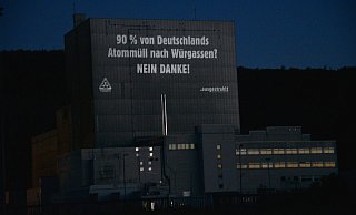 Mit verschiedenen Botschaften protestierten die Gegner des Atommüll-Lagers am späten Dienstagabend. - Thomas Kube