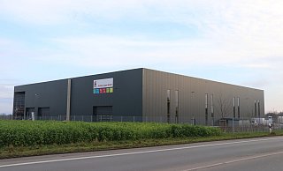 Die Firma Holzbau Lepper stellt ihre große Halle zur Verfügung. - Ekkehard Wind