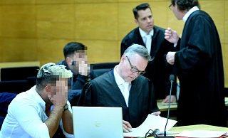 In Saal 1 des Landgerichts hat die juristische Aufarbeitung der Gewalttat auf Torwart Rene Z. aus Gütersloh begonnen. Sechs Männer sind angeklagt. Hinten debattieren die beiden Gütersloher Anwälte Martin Rother (von rechts) und Daniel Wiemann. - Andreas Frücht