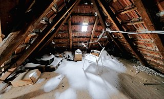 In einigen Altgebäuden haben starke Windböen den Schnee durch die Ritzen auf den Dachboden getrieben. Wenn der Schnee schmilzt, könnte es ein Problem mit Nässe geben. - Heike von Schulz