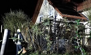 Die Gartenlaube brannte vollständig aus. - Feuerwehr Hövelhof