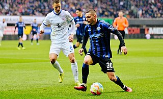 SCP-MIttelfeldspieler Florent Muslija, der sich hier gegen den Rostocker Dennis Dressel durchsetzt, kurbelte nach der Pause das Paderborner Spiel an und traf obendrein zum 2:0. - Besim Mazhiqi