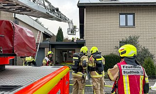 Aus einer brennenden Mülltonne an der Gebäuderückseite schlagen die Flammen an der Hauswand hoch und setzen die Traufschalung in Brand. - Ralph Meyer