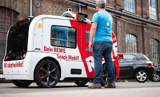 Frank Schmitz, Projektleiter von Rewe digital, wählt am „Snack Mobil" Waren aus.  - picture alliance/dpa