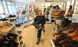 Der Rahdener Einzelhändler Heiko Obermann hofft, das der Handel bald wieder öffnen kann. Über Mittag holt er seine Abhol-Station, derzeit die einzige Verkaufs-Option, in den Laden. Wegen des Lockdowns werde es nun von Tag zu Tag schlimmer. - Joern Spreen-Ledebur