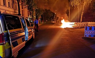 Die Kunststoff-Toilette und Absperrschranke brannten bereits lichterloh, als die Einsatzkräfte am Tegelweg eintrafen. - Polizei Paderborn