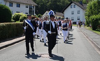 Schützenfest in Welda: Unter einem blauen Himmel marschieren die Schützen in Welda im Festzug durch den Ort. Auf dem Sportplatz an der Iberg-Halle nehmen die Regenten die Parade ab. - Anette Etzel