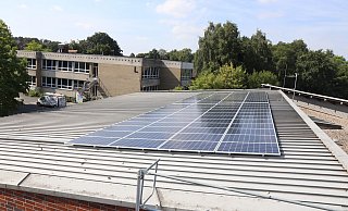 Die Grünen wollen die Installation von Photovoltaik-Anlagen auf Gebäuden, die in Hand der Gemeinde Kirchlengern sind, weiter vorantreiben. - Burkhard Hoeltzenbein (Symbolfoto)