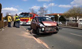 Stark beschädigt: Die Fahrerin dieses Autos konnte nicht mehr rechtzeitig bremsen und fuhr auf den Wagen vor ihr. - Angelina Kuhlmann