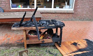 Die stark verkohlte hölzerne Werkbank war Ausgangspunkt des Brandes. - Polizei Minden-Lübbecke