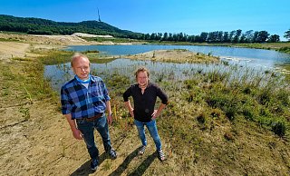 Sie freuen sich auf ihren See, auch wenn es später wird: Claus und Rolf Meyer zu Bentrup (v.l.). - Andreas Zobe