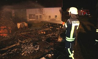 Einer der ungeklärten Fälle: Ein Feuer vernichtete einen Wohnwagen. Nur noch die Doppelachse ist zu erkennen. - Ekkehard Wind