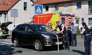 Polizeibeamte sichern Spuren und sprechen mit Zeugen nach dem schweren Verkehrsunfall auf dem Kaukenberg. - Ralph Meyer