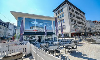 Im Pavillon auf dem Jahnplatz bedient seit 25 Jahren die Kette "Pizza Hut". - Andreas Zobe
