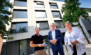 Vor dem neuen Gebäude: Björn Sendker, Spezialist Gebäudemanagement bei der Volksbank (v.l.), Michael Deitert, Vorstandsvorsitzender, Heike Winter, Geschäftsführerin der Geno Immobilien GmbH. Während nebenan in der Volksbank-Zentrale Platz für 250 Mitarbeiter ist, sind die Räume im Neubau komplett vermietet. - Andreas Frücht
