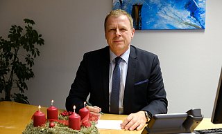 Eine gute Entwicklung der Gemeinde, mehr Mitmenschlichkeit und Nachhaltigkeit sowie viel gemeinsame Zeit mit seinem Enkel – das wünscht sich Bürgermeister Rührup. - Heike von Schulz