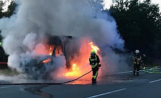 Der Transporter stand bereits vollständig in Flammen, als die Feuerwehr Hövelhof am Einsatzort eintraf. - Tim Kesselmeier/Feuerwehr Hövelhof