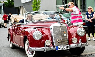 Bitte das chice Mercedes 300 Cabrio D gleich in der ersten Reihe parken. Ein Mitglied des Lenkwerk-Teams weist Heinz Schatto einen Stellplatz an. - Barbara Franke