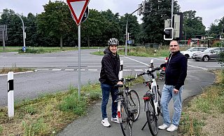Reinhold Hansmeier und Ilhan Dag (v.l.) haben beantragt, dass die Delbrücker Verwaltung Gespräche mit dem Landesbetrieb Straßenbau NRW und weiteren zuständigen Behörden führt. Die Sicherheit für Fußgänger und Radfahrer, die an der Ampelanlage Hövelhofer Straße/Anreppener Straße die B64 queren, soll verbessert werden. - CDU Delbrück