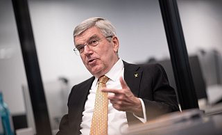 IOC-Präsident Thomas Bach hält Donald Trump für einen echten Sportfan. - Sebastian Christoph Gollnow/dpa