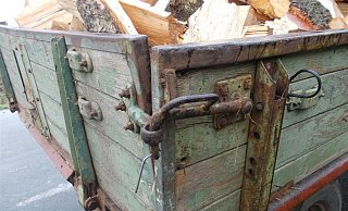 Auch der Anhänger des Treckergespanns war verkehrsunsicher. - Polizei Minden-Lübbecke