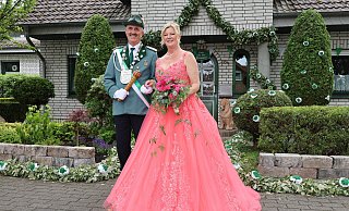 Die Lipplinger Majestäten Werner und Stefanie Horenkamp bereiten sich in ihrer grün-weiß geschmückten Residenz auf den finalen Höhepunkt ihres Regierungsjahres vor. - Regina Brucksch