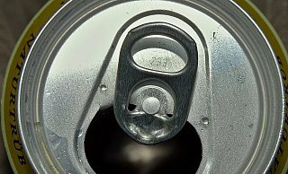 Die Täter hatten es auf hochwertige Sweatshirts und Dosenbier (Symbolfoto) abgesehen. - Pixabay