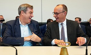 Bei der konstituierenden Sitzung der neuen Unionsfraktion präsentieren sich Wahlsieger Friedrich Merz (CDU) und CSU-Chef Markus Söder bestens gelaunt. Während die Union aufs Tempo drückt, setzt die SPD ihren eigenen Ton. - Michael Kappeler/dpa