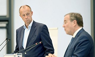 Übt harsche Kritik an der eigenen Partei: Friedrich Merz (l.). Armin Laschet (r.) sieht sich derweil Dauer-Attacken ausgesetzt. - picture alliance/dpa