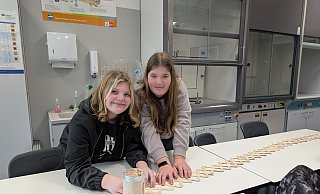 Elaine und Isabella bauen an ihrem Experiment. Nicht mehr lange und sie können loslassen, damit die Stäbchen auseinander springen. - Alex Wall