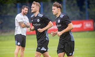 Arminia-Neuzugang Tim Handwerker (l.) und Felix Hagmann drehen und den Augen von Trainer Mitch Kniat ihre Runden. - Mike-Dennis Müller
