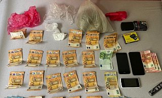 Sichergestellt: So sieht der unübersichtliche Inhalt einer Dealer-Jacke übersichtlich sortiert aus. - Polizei